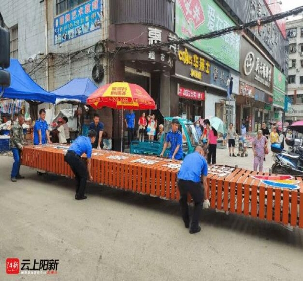 陽新城管依法拆除城區(qū)多處大型戶外廣告牌和違章建筑